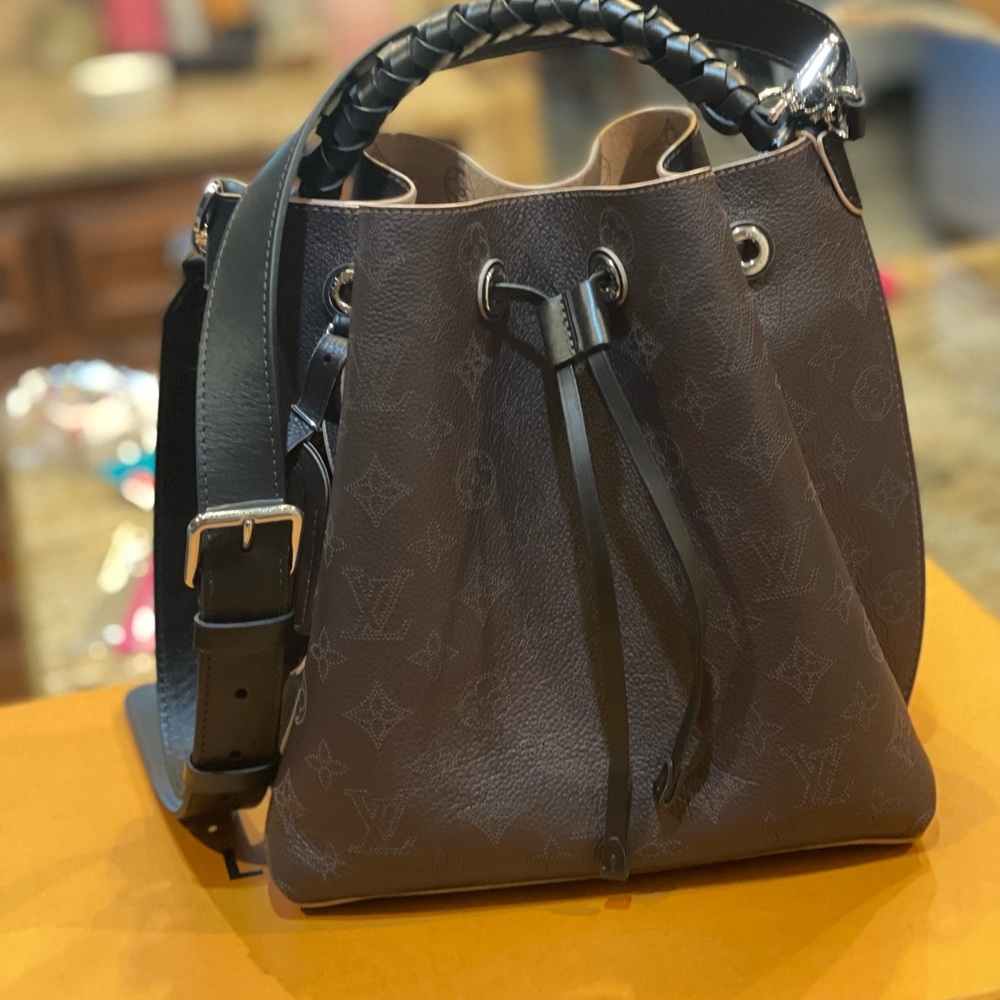 🔥🔥 S O L D. 🔥🔥 LV Mahina Muria Chocolate